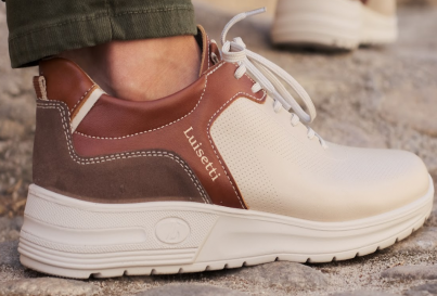 Las zapatillas blancas hombre vestir en tendencia esta temporada